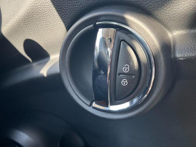 ＭＩＮＩ ワン　ファーストパッケージ　エッセンシャル・トリム　エッセンシャルトリム　ＡｐｐｌｅＣａｒＰｌａｙ　禁煙車　クルーズコントロール　パークディスタンス　クロームエンブレム　ＥＴＣ　禁煙車　クロームリアコンビネーションランプ　オプション１５インチアルミ（25枚目）