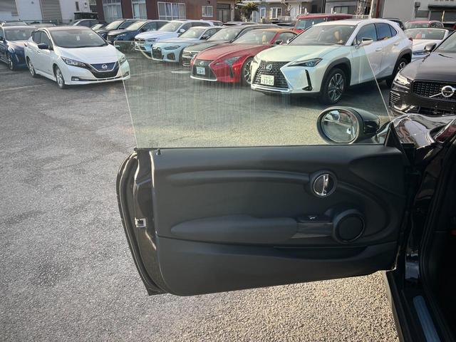 ＭＩＮＩ ワン　ファーストパッケージ　エッセンシャル・トリム　エッセンシャルトリム　ＡｐｐｌｅＣａｒＰｌａｙ　禁煙車　クルーズコントロール　パークディスタンス　クロームエンブレム　ＥＴＣ　禁煙車　クロームリアコンビネーションランプ　オプション１５インチアルミ（26枚目）