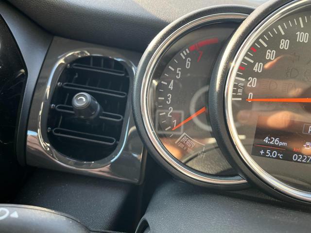 ＭＩＮＩ ワン　ファーストパッケージ　エッセンシャル・トリム　エッセンシャルトリム　ＡｐｐｌｅＣａｒＰｌａｙ　禁煙車　クルーズコントロール　パークディスタンス　クロームエンブレム　ＥＴＣ　禁煙車　クロームリアコンビネーションランプ　オプション１５インチアルミ（37枚目）