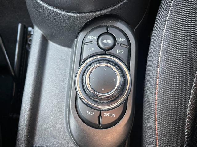 ＭＩＮＩ ワン　ファーストパッケージ　エッセンシャル・トリム　エッセンシャルトリム　ＡｐｐｌｅＣａｒＰｌａｙ　禁煙車　クルーズコントロール　パークディスタンス　クロームエンブレム　ＥＴＣ　禁煙車　クロームリアコンビネーションランプ　オプション１５インチアルミ（41枚目）