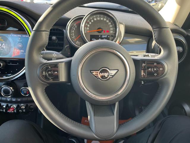 ＭＩＮＩ ワン　ファーストパッケージ　エッセンシャル・トリム　エッセンシャルトリム　ＡｐｐｌｅＣａｒＰｌａｙ　禁煙車　クルーズコントロール　パークディスタンス　クロームエンブレム　ＥＴＣ　禁煙車　クロームリアコンビネーションランプ　オプション１５インチアルミ（49枚目）