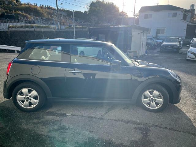 ＭＩＮＩ ワン　ファーストパッケージ　エッセンシャル・トリム　エッセンシャルトリム　ＡｐｐｌｅＣａｒＰｌａｙ　禁煙車　クルーズコントロール　パークディスタンス　クロームエンブレム　ＥＴＣ　禁煙車　クロームリアコンビネーションランプ　オプション１５インチアルミ（52枚目）