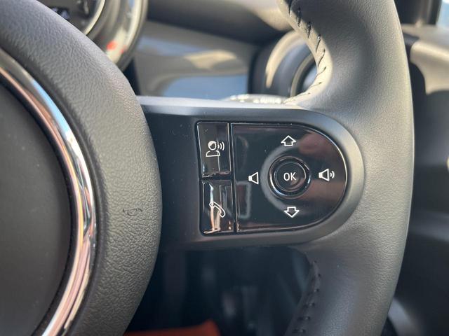 ＭＩＮＩ ワン　ファーストパッケージ　エッセンシャル・トリム　エッセンシャルトリム　ＡｐｐｌｅＣａｒＰｌａｙ　禁煙車　クルーズコントロール　パークディスタンス　クロームエンブレム　ＥＴＣ　禁煙車　クロームリアコンビネーションランプ　オプション１５インチアルミ（53枚目）
