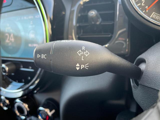 ＭＩＮＩ ワン　ファーストパッケージ　エッセンシャル・トリム　エッセンシャルトリム　ＡｐｐｌｅＣａｒＰｌａｙ　禁煙車　クルーズコントロール　パークディスタンス　クロームエンブレム　ＥＴＣ　禁煙車　クロームリアコンビネーションランプ　オプション１５インチアルミ（54枚目）