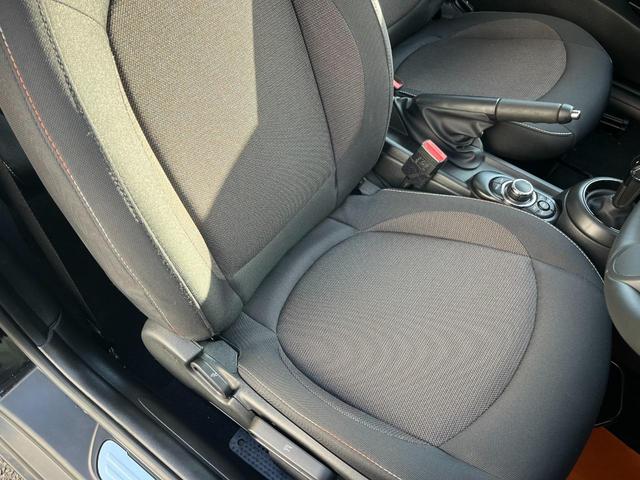 ＭＩＮＩ ワン　ファーストパッケージ　エッセンシャル・トリム　エッセンシャルトリム　ＡｐｐｌｅＣａｒＰｌａｙ　禁煙車　クルーズコントロール　パークディスタンス　クロームエンブレム　ＥＴＣ　禁煙車　クロームリアコンビネーションランプ　オプション１５インチアルミ（56枚目）