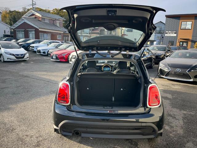 ＭＩＮＩ ワン　ファーストパッケージ　エッセンシャル・トリム　エッセンシャルトリム　ＡｐｐｌｅＣａｒＰｌａｙ　禁煙車　クルーズコントロール　パークディスタンス　クロームエンブレム　ＥＴＣ　禁煙車　クロームリアコンビネーションランプ　オプション１５インチアルミ（61枚目）