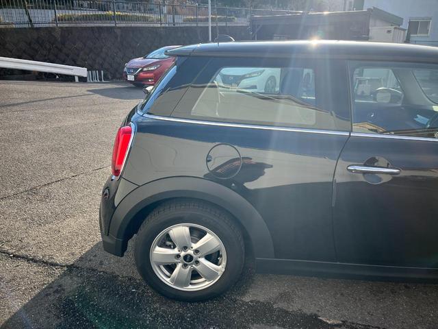 ＭＩＮＩ ワン　ファーストパッケージ　エッセンシャル・トリム　エッセンシャルトリム　ＡｐｐｌｅＣａｒＰｌａｙ　禁煙車　クルーズコントロール　パークディスタンス　クロームエンブレム　ＥＴＣ　禁煙車　クロームリアコンビネーションランプ　オプション１５インチアルミ（62枚目）