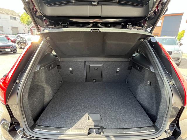 ＸＣ４０ リチャージ　ＰＨＶ　Ｔ５　インスクリプション　全方位カメラ　ナビ　ハーマンカードン　パークアシストパイロット　パノラマガラスルーフ　１９インチアルミ　禁煙車　ステアリングヒーター　パワーバックドア　ブラウンレザーシート　ステアリングヒーター（5枚目）