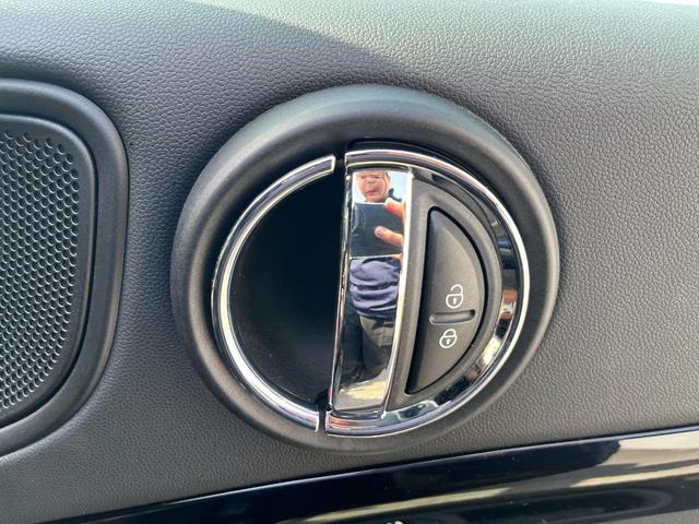 ＭＩＮＩ 　ワンオーナー　１９インチアルミ　禁煙車　ナビ　パワーバックドア　ワイヤレス充電　ＡｐｐｌｅＣａｒＰｌａｙ　シートヒーター　バックカメラ　コーナーセンサー前後　アダプティブクルーズコントロール（55枚目）