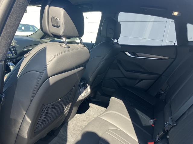 レヴァンテ ベースグレード　全周囲カメラ　エアサスペンション　禁煙車　パワーシート　シートヒーター左右　　パワーバックドア　ナビ　フルセグ　ＬＥＤヘッドライト　オートライト　ブラインドスポットモニター　　アルミホイール２０インチ（15枚目）