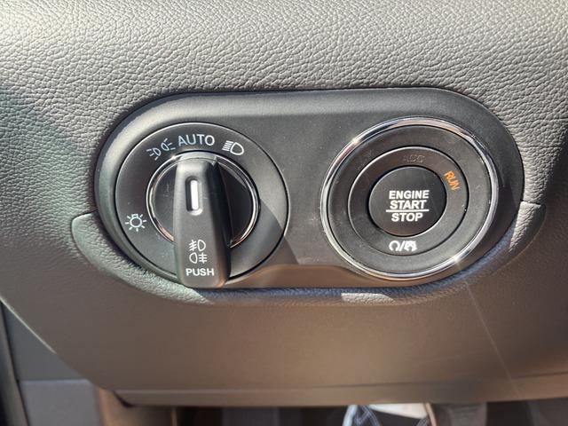 レヴァンテ ベースグレード　全周囲カメラ　エアサスペンション　禁煙車　パワーシート　シートヒーター左右　　パワーバックドア　ナビ　フルセグ　ＬＥＤヘッドライト　オートライト　ブラインドスポットモニター　　アルミホイール２０インチ（39枚目）