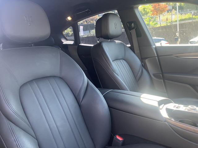 レヴァンテ ベースグレード　全周囲カメラ　エアサスペンション　禁煙車　パワーシート　シートヒーター左右　　パワーバックドア　ナビ　フルセグ　ＬＥＤヘッドライト　オートライト　ブラインドスポットモニター　　アルミホイール２０インチ（42枚目）