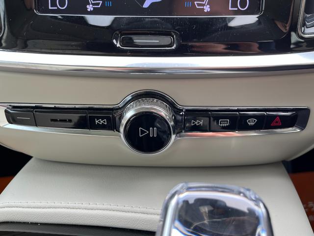 Ｖ６０ リチャージ　ＰＨＶ　Ｔ６　ＡＷＤ　インスクリプション　パノラマサンルーフ　ＢｏｗｅｒｓＷｉｌｋｉｎｓサウンド　全席シートヒーター　前席シートエアコン　ステアリングヒーター　パワーシート　パーフォレーテッドファインナッパ革シート　電動バックレスト（7枚目）