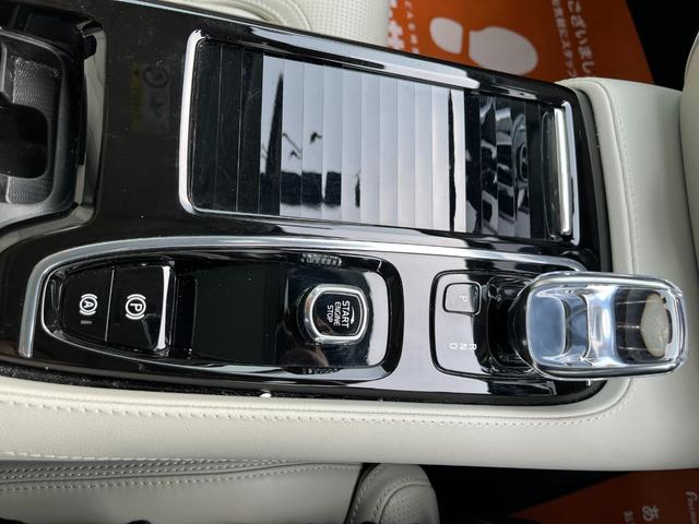 Ｖ６０ リチャージ　ＰＨＶ　Ｔ６　ＡＷＤ　インスクリプション　パノラマサンルーフ　ＢｏｗｅｒｓＷｉｌｋｉｎｓサウンド　全席シートヒーター　前席シートエアコン　ステアリングヒーター　パワーシート　パーフォレーテッドファインナッパ革シート　電動バックレスト（12枚目）