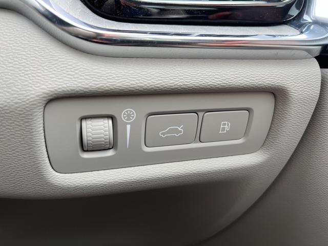 Ｖ６０ リチャージ　ＰＨＶ　Ｔ６　ＡＷＤ　インスクリプション　パノラマサンルーフ　ＢｏｗｅｒｓＷｉｌｋｉｎｓサウンド　全席シートヒーター　前席シートエアコン　ステアリングヒーター　パワーシート　パーフォレーテッドファインナッパ革シート　電動バックレスト（13枚目）