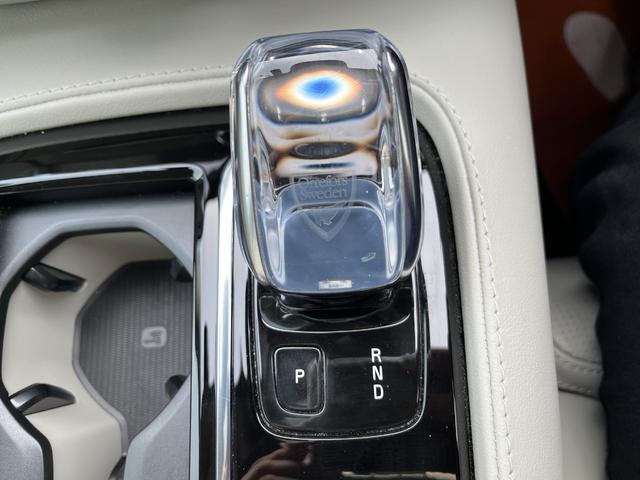 Ｖ６０ リチャージ　ＰＨＶ　Ｔ６　ＡＷＤ　インスクリプション　パノラマサンルーフ　ＢｏｗｅｒｓＷｉｌｋｉｎｓサウンド　全席シートヒーター　前席シートエアコン　ステアリングヒーター　パワーシート　パーフォレーテッドファインナッパ革シート　電動バックレスト（47枚目）