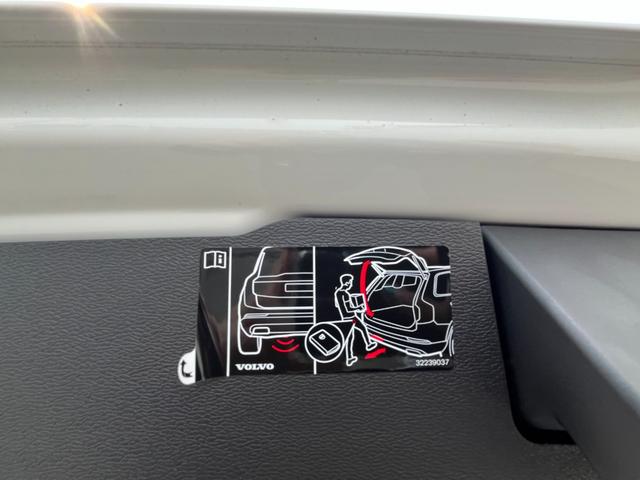 Ｖ６０ リチャージ　ＰＨＶ　Ｔ６　ＡＷＤ　インスクリプション　パノラマサンルーフ　ＢｏｗｅｒｓＷｉｌｋｉｎｓサウンド　全席シートヒーター　前席シートエアコン　ステアリングヒーター　パワーシート　パーフォレーテッドファインナッパ革シート　電動バックレスト（65枚目）