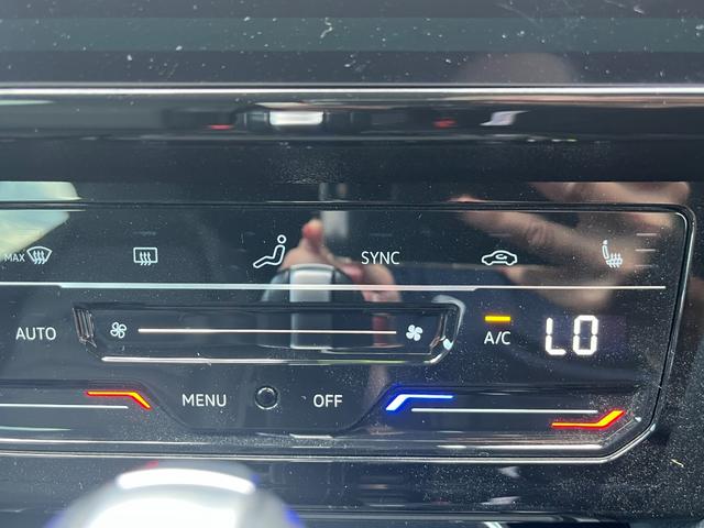 アルテオン シューティングブレーク ＴＳＩ　４モーション　Ｒラインアドバンス　本革シート　運転席メモリー付パワーシート　全席シートヒーター　禁煙車　　Ｒロゴ入り革巻きスポーツステアリングホイール　ヘッドアップディスプレイ　純正アルミ２０インチ（6枚目）