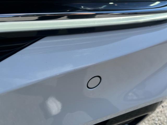 アルテオン シューティングブレーク ＴＳＩ　４モーション　Ｒラインアドバンス　本革シート　運転席メモリー付パワーシート　全席シートヒーター　禁煙車　　Ｒロゴ入り革巻きスポーツステアリングホイール　ヘッドアップディスプレイ　純正アルミ２０インチ（11枚目）
