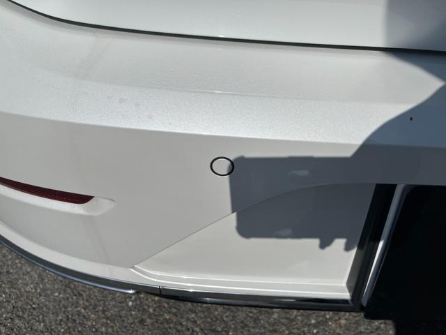 アルテオン シューティングブレーク ＴＳＩ　４モーション　Ｒラインアドバンス　本革シート　運転席メモリー付パワーシート　全席シートヒーター　禁煙車　　Ｒロゴ入り革巻きスポーツステアリングホイール　ヘッドアップディスプレイ　純正アルミ２０インチ（16枚目）