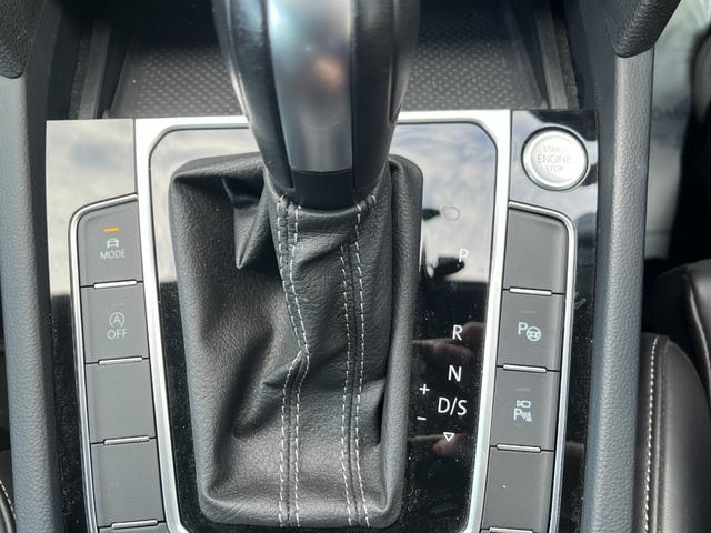 アルテオン シューティングブレーク ＴＳＩ　４モーション　Ｒラインアドバンス　本革シート　運転席メモリー付パワーシート　全席シートヒーター　禁煙車　　Ｒロゴ入り革巻きスポーツステアリングホイール　ヘッドアップディスプレイ　純正アルミ２０インチ（21枚目）