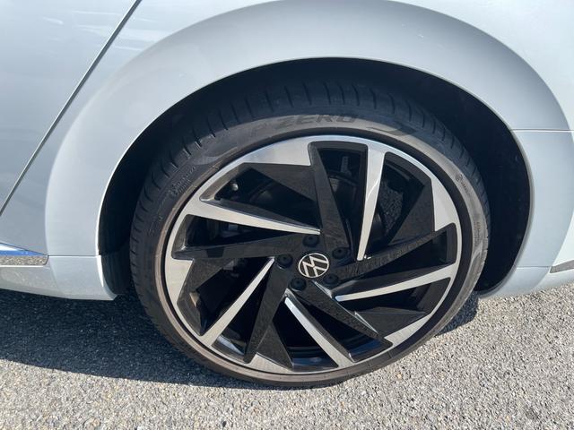 アルテオン シューティングブレーク ＴＳＩ　４モーション　Ｒラインアドバンス　本革シート　運転席メモリー付パワーシート　全席シートヒーター　禁煙車　　Ｒロゴ入り革巻きスポーツステアリングホイール　ヘッドアップディスプレイ　純正アルミ２０インチ（27枚目）