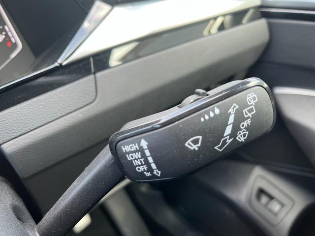 アルテオン シューティングブレーク ＴＳＩ　４モーション　Ｒラインアドバンス　本革シート　運転席メモリー付パワーシート　全席シートヒーター　禁煙車　　Ｒロゴ入り革巻きスポーツステアリングホイール　ヘッドアップディスプレイ　純正アルミ２０インチ（28枚目）