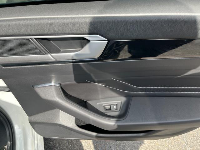 アルテオン シューティングブレーク ＴＳＩ　４モーション　Ｒラインアドバンス　本革シート　運転席メモリー付パワーシート　全席シートヒーター　禁煙車　　Ｒロゴ入り革巻きスポーツステアリングホイール　ヘッドアップディスプレイ　純正アルミ２０インチ（29枚目）