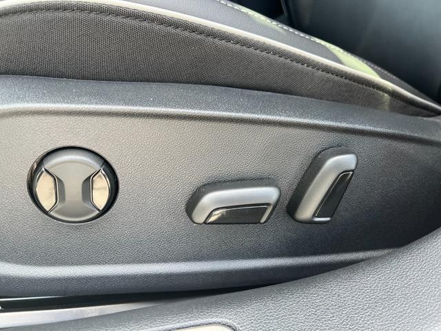 アルテオン シューティングブレーク ＴＳＩ　４モーション　Ｒラインアドバンス　本革シート　運転席メモリー付パワーシート　全席シートヒーター　禁煙車　　Ｒロゴ入り革巻きスポーツステアリングホイール　ヘッドアップディスプレイ　純正アルミ２０インチ（33枚目）