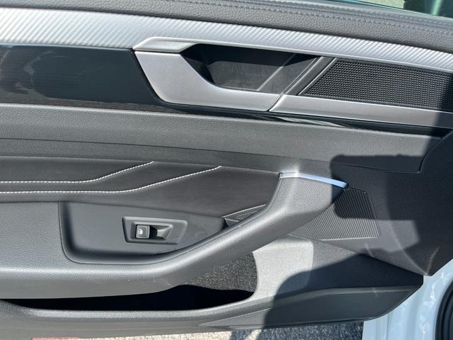 アルテオン シューティングブレーク ＴＳＩ　４モーション　Ｒラインアドバンス　本革シート　運転席メモリー付パワーシート　全席シートヒーター　禁煙車　　Ｒロゴ入り革巻きスポーツステアリングホイール　ヘッドアップディスプレイ　純正アルミ２０インチ（35枚目）