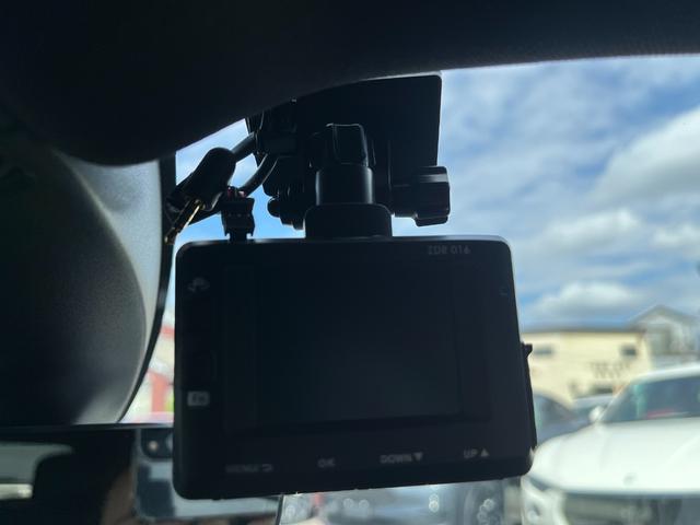 アルテオン シューティングブレーク ＴＳＩ　４モーション　Ｒラインアドバンス　本革シート　運転席メモリー付パワーシート　全席シートヒーター　禁煙車　　Ｒロゴ入り革巻きスポーツステアリングホイール　ヘッドアップディスプレイ　純正アルミ２０インチ（44枚目）