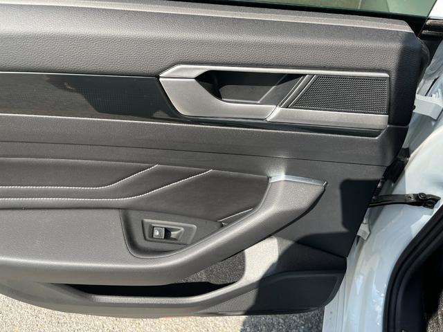 アルテオン シューティングブレーク ＴＳＩ　４モーション　Ｒラインアドバンス　本革シート　運転席メモリー付パワーシート　全席シートヒーター　禁煙車　　Ｒロゴ入り革巻きスポーツステアリングホイール　ヘッドアップディスプレイ　純正アルミ２０インチ（57枚目）