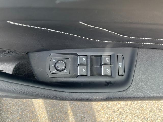 アルテオン シューティングブレーク ＴＳＩ　４モーション　Ｒラインアドバンス　本革シート　運転席メモリー付パワーシート　全席シートヒーター　禁煙車　　Ｒロゴ入り革巻きスポーツステアリングホイール　ヘッドアップディスプレイ　純正アルミ２０インチ（74枚目）