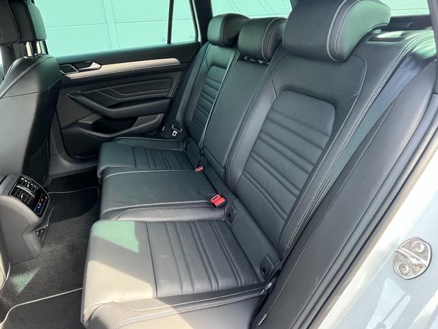 パサートヴァリアント TDI Rライン 駐車支援システム アラウンドビューカメラ Rロゴナッパ革スポーツシート Rロゴ入ディンプル革巻きステアリングホイール 8WAYパワーシート左右 シートヒーター左右 禁煙車(7枚目)