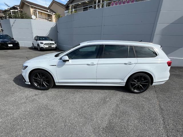 パサートヴァリアント TDI Rライン 駐車支援システム アラウンドビューカメラ Rロゴナッパ革スポーツシート Rロゴ入ディンプル革巻きステアリングホイール 8WAYパワーシート左右 シートヒーター左右 禁煙車(8枚目)