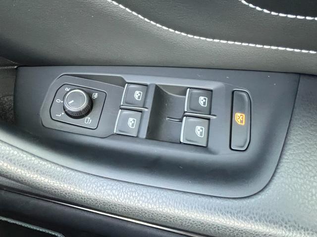 パサートヴァリアント TDI Rライン 駐車支援システム アラウンドビューカメラ Rロゴナッパ革スポーツシート Rロゴ入ディンプル革巻きステアリングホイール 8WAYパワーシート左右 シートヒーター左右 禁煙車(12枚目)