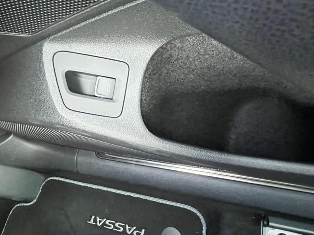 パサートヴァリアント TDI Rライン 駐車支援システム アラウンドビューカメラ Rロゴナッパ革スポーツシート Rロゴ入ディンプル革巻きステアリングホイール 8WAYパワーシート左右 シートヒーター左右 禁煙車(14枚目)