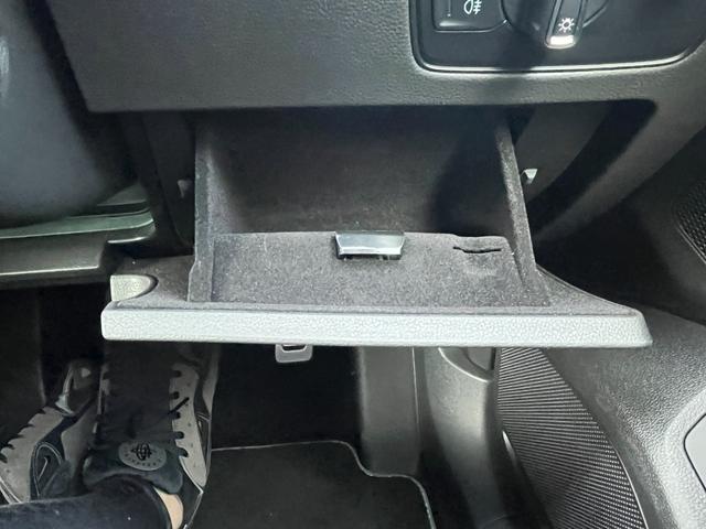 パサートヴァリアント TDI Rライン 駐車支援システム アラウンドビューカメラ Rロゴナッパ革スポーツシート Rロゴ入ディンプル革巻きステアリングホイール 8WAYパワーシート左右 シートヒーター左右 禁煙車(16枚目)