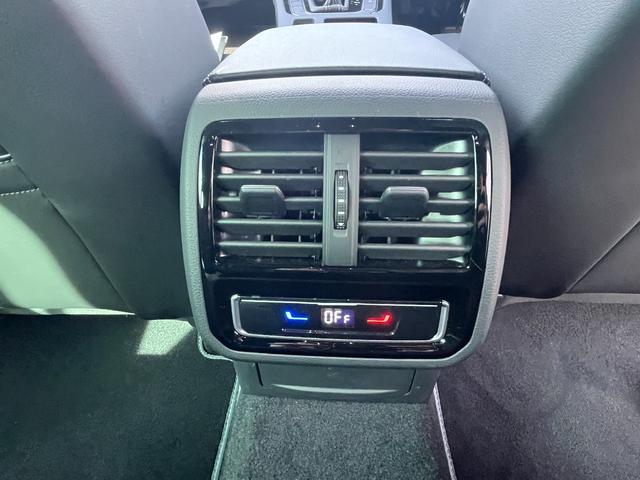 パサートヴァリアント TDI Rライン 駐車支援システム アラウンドビューカメラ Rロゴナッパ革スポーツシート Rロゴ入ディンプル革巻きステアリングホイール 8WAYパワーシート左右 シートヒーター左右 禁煙車(19枚目)