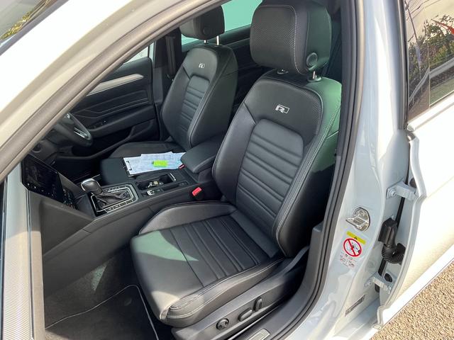 パサートヴァリアント TDI Rライン 駐車支援システム アラウンドビューカメラ Rロゴナッパ革スポーツシート Rロゴ入ディンプル革巻きステアリングホイール 8WAYパワーシート左右 シートヒーター左右 禁煙車(20枚目)