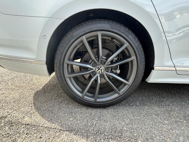 パサートヴァリアント TDI Rライン 駐車支援システム アラウンドビューカメラ Rロゴナッパ革スポーツシート Rロゴ入ディンプル革巻きステアリングホイール 8WAYパワーシート左右 シートヒーター左右 禁煙車(21枚目)