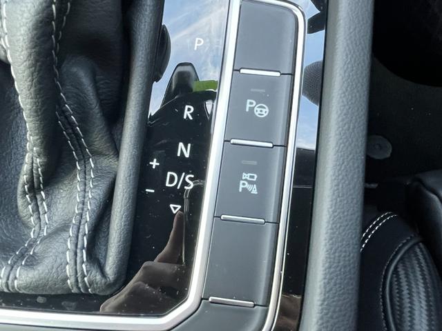 パサートヴァリアント TDI Rライン 駐車支援システム アラウンドビューカメラ Rロゴナッパ革スポーツシート Rロゴ入ディンプル革巻きステアリングホイール 8WAYパワーシート左右 シートヒーター左右 禁煙車(22枚目)