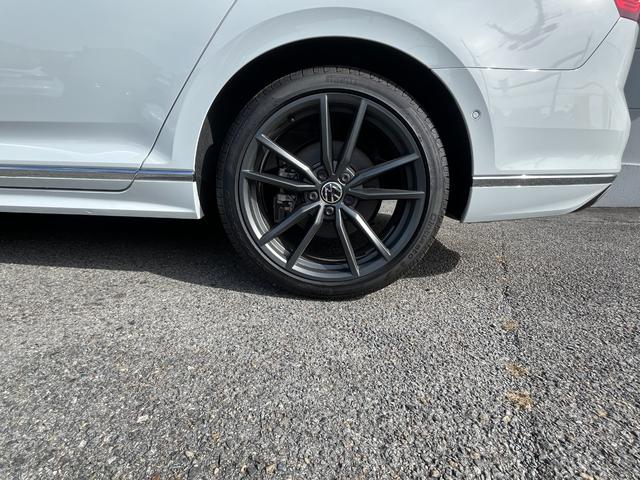 パサートヴァリアント TDI Rライン 駐車支援システム アラウンドビューカメラ Rロゴナッパ革スポーツシート Rロゴ入ディンプル革巻きステアリングホイール 8WAYパワーシート左右 シートヒーター左右 禁煙車(23枚目)