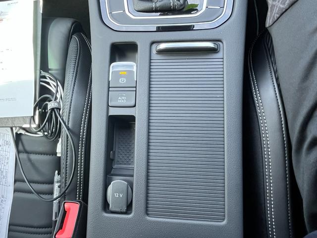 パサートヴァリアント TDI Rライン 駐車支援システム アラウンドビューカメラ Rロゴナッパ革スポーツシート Rロゴ入ディンプル革巻きステアリングホイール 8WAYパワーシート左右 シートヒーター左右 禁煙車(34枚目)