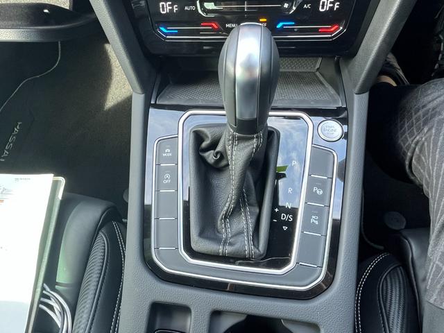 パサートヴァリアント TDI Rライン 駐車支援システム アラウンドビューカメラ Rロゴナッパ革スポーツシート Rロゴ入ディンプル革巻きステアリングホイール 8WAYパワーシート左右 シートヒーター左右 禁煙車(59枚目)