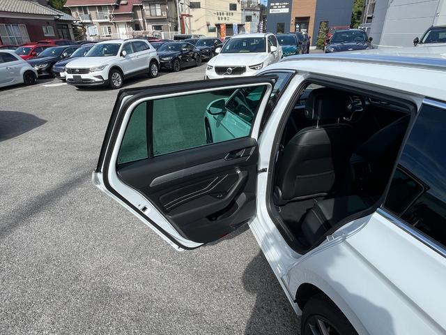 パサートヴァリアント TDI Rライン 駐車支援システム アラウンドビューカメラ Rロゴナッパ革スポーツシート Rロゴ入ディンプル革巻きステアリングホイール 8WAYパワーシート左右 シートヒーター左右 禁煙車(61枚目)