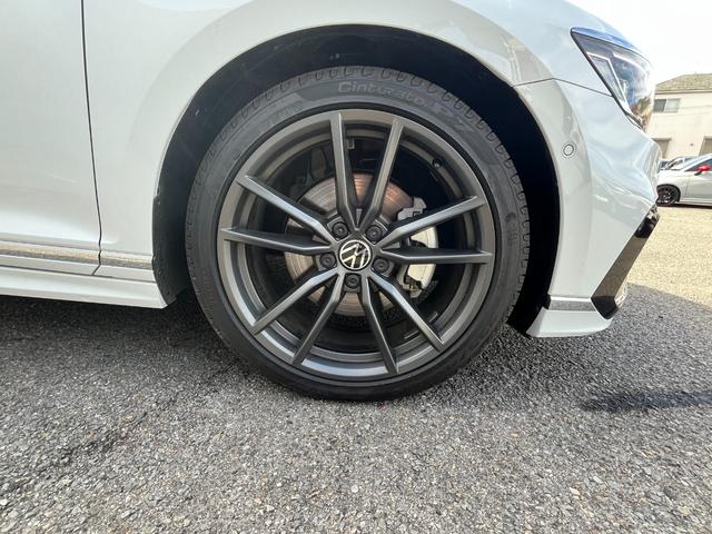 パサートヴァリアント TDI Rライン 駐車支援システム アラウンドビューカメラ Rロゴナッパ革スポーツシート Rロゴ入ディンプル革巻きステアリングホイール 8WAYパワーシート左右 シートヒーター左右 禁煙車(67枚目)