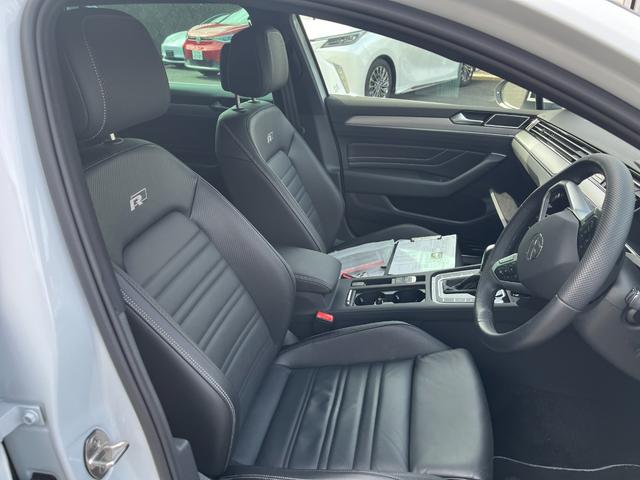 パサートヴァリアント TDI Rライン 駐車支援システム アラウンドビューカメラ Rロゴナッパ革スポーツシート Rロゴ入ディンプル革巻きステアリングホイール 8WAYパワーシート左右 シートヒーター左右 禁煙車(69枚目)