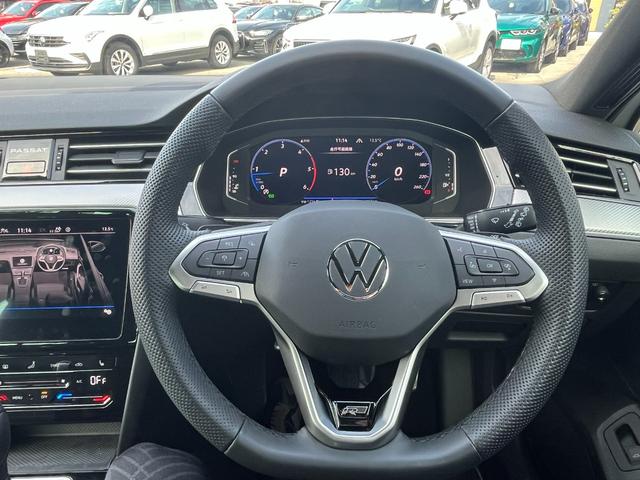 パサートヴァリアント TDI Rライン 駐車支援システム アラウンドビューカメラ Rロゴナッパ革スポーツシート Rロゴ入ディンプル革巻きステアリングホイール 8WAYパワーシート左右 シートヒーター左右 禁煙車(70枚目)