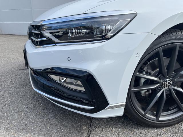 パサートヴァリアント TDI Rライン 駐車支援システム アラウンドビューカメラ Rロゴナッパ革スポーツシート Rロゴ入ディンプル革巻きステアリングホイール 8WAYパワーシート左右 シートヒーター左右 禁煙車(77枚目)
